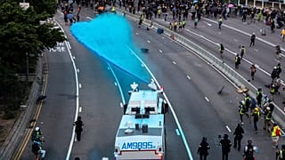 Cannoni ad acqua con colorante blu per fermare i dimostranti di Hong Kong.