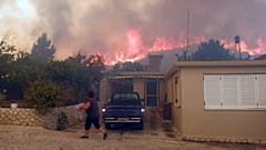 Δύσκολη νύχτα για την Ζάκυνθο λόγω της μεγάλης φωτιάς