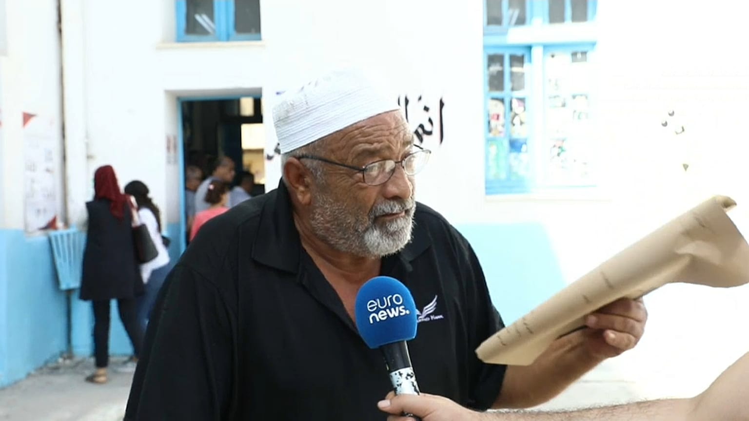 مواطن تونسي خرج من المستشفى وجاء يقترع "خاطر الوطن" (شارع مارسيليا، تونس العاصمة) 