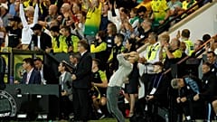 Pep Guardiola si dispera dopo la sconfitta con il Norwich (3-2) allo stadio Carrow Road. 