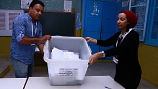 Séisme politique en Tunisie, des candidats "anti-système" en tête de la présidentielle