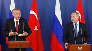 الرئيس التركي رجب طيب أردوغان و الرئيس الروسي فلاديمير بوتين خلال مؤتمر صحفي على هامش المعرض الدولي للطيران والفضاء في موسكو، روسيا، 27 أغسطس 2019