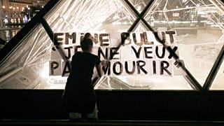 Eşi tarafından öldürülen Emine Bulut'un ismi Paris Louvre müzesine yazıldı