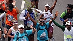 Facsemetékkel a hátukon futották le többen a fokvárosi maratont