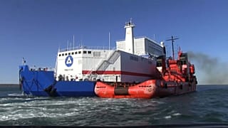 Schwimmendes russisches Atomkraftwerk erreicht Einsatzort in der Arktis