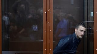 Pavel Ustinov, ammanettato, attende la sentenza. Sarà dura: 3 anni e mezzo di carcere.