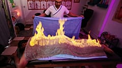 Un masseur égyptien joue avec le feu pour soulager ses patients