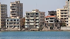 Φωτογραφίες του παραλιακού μετώπου της περίκλειστης πόλης της Αμμοχώστου από τη θάλασσα για πρώτη φορά μετά από 45 χρόνια. 