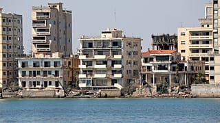 Φωτογραφίες του παραλιακού μετώπου της περίκλειστης πόλης της Αμμοχώστου από τη θάλασσα για πρώτη φορά μετά από 45 χρόνια.
