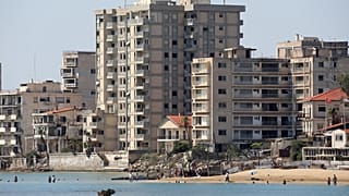 Φωτογραφίες του παραλιακού μετώπου της περίκλειστης πόλης της Αμμοχώστου από τη θάλασσα για πρώτη φορά μετά από 45 χρόνια. 