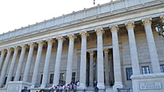 Fransız yargısı Cumhurbaşkanı Macron'un portresini indiren çevrecilerin eylemini meşru gördü