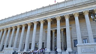 Fransız yargısı Cumhurbaşkanı Macron'un portresini indiren çevrecilerin eylemini meşru gördü