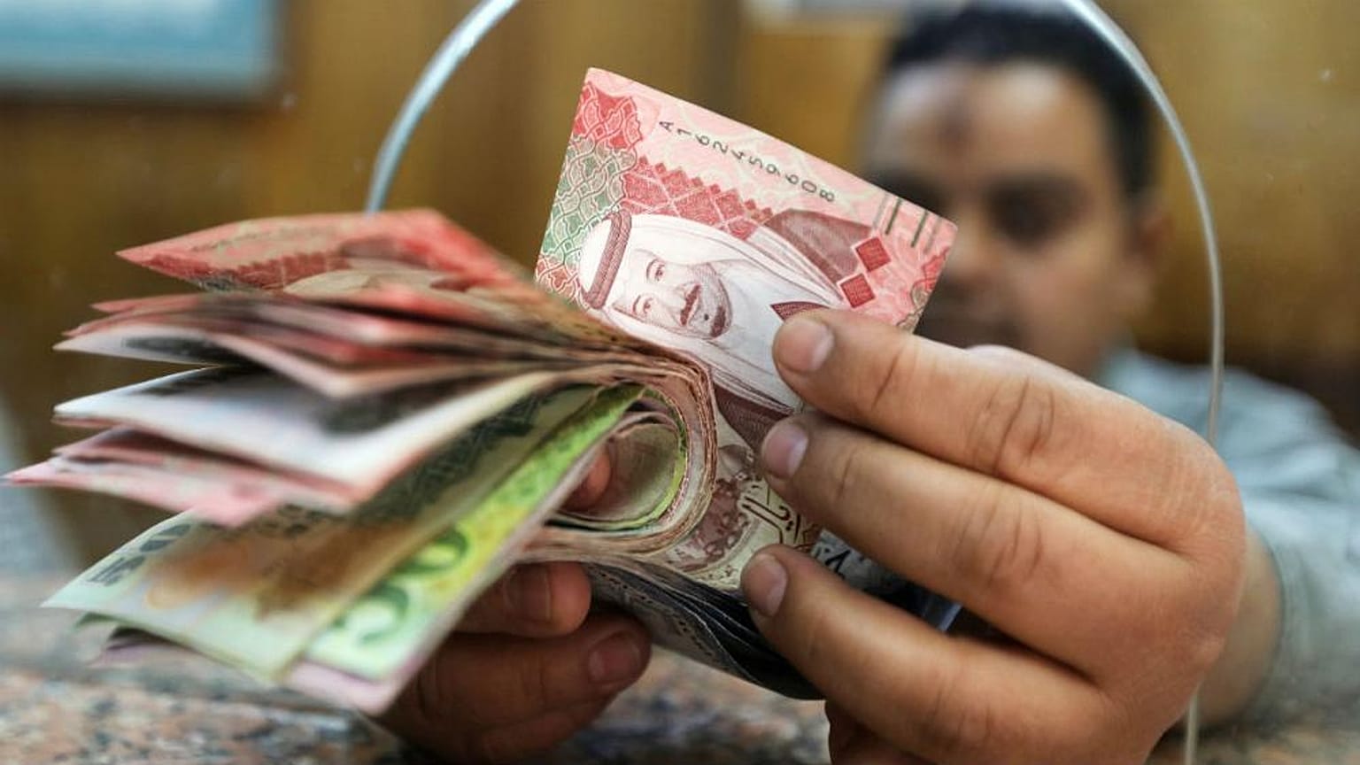 حرکت معکوس ریال ایران و عربستان؛ شاخص بورس ریاض و تهران کاهش یافت