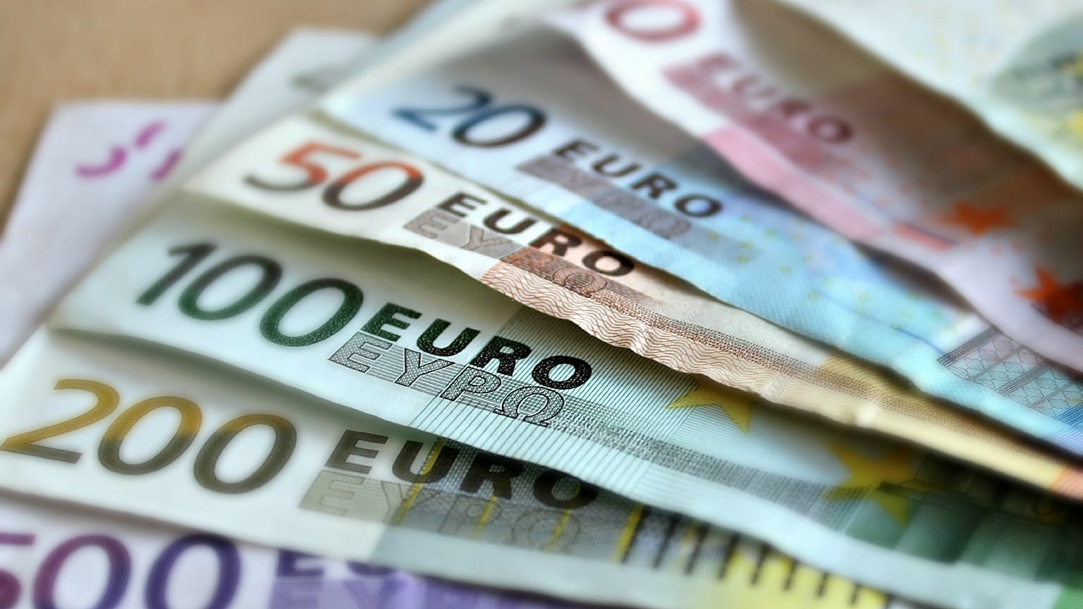 Történelmi mélyponton a forint 
