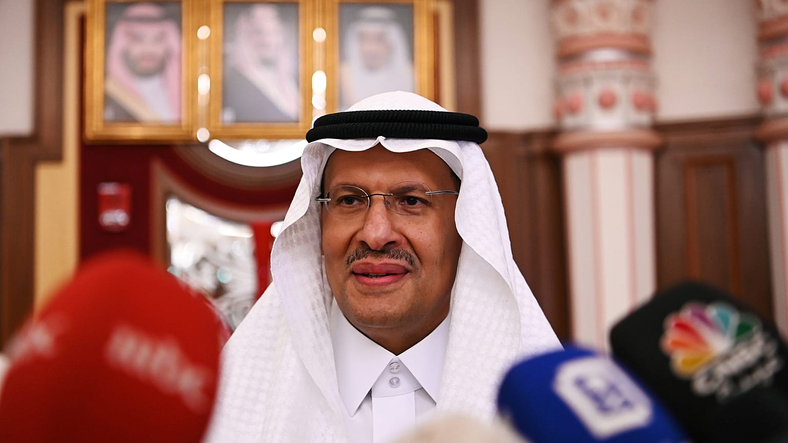 وزير الطاقة السعودية عبد العزيز بن سلمان خلال المؤتمر الصحافي اليوم
