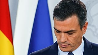 رئيس الوزراء الأسباني بالإنابة بيدرو سانشيز يعقد مؤتمراً صحفياً في قصر مونكلوا بعد اجتماعه مع الملك فيليب في مدريد