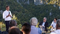 Ο πρωθυπουργός Κυριάκος Μητσοτάκης μιλάει σε κατοίκους κατά τη διάρκεια της επίσκεψής του στη Βίτσα
