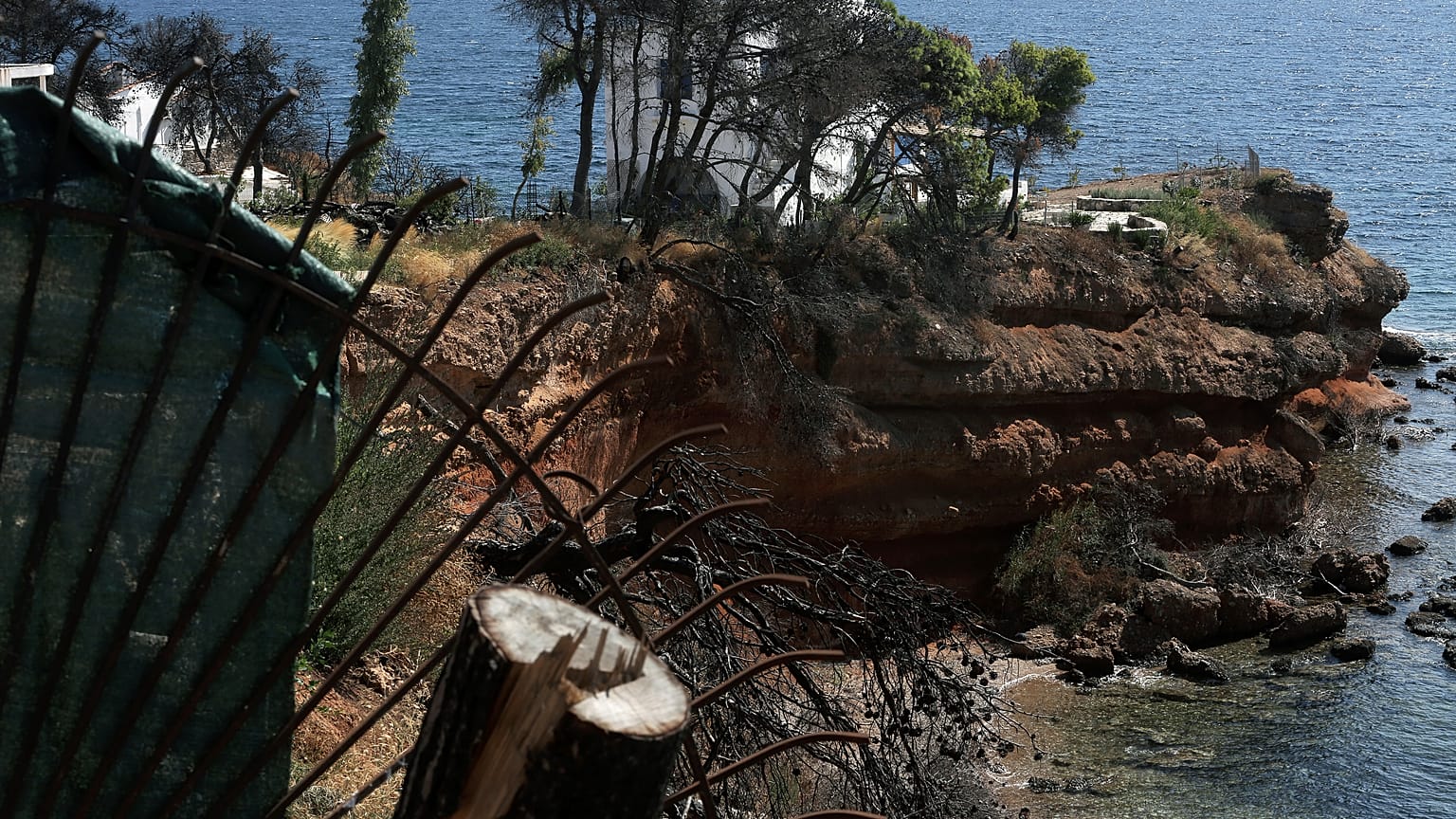 Περίφραξη οικοπέδου ένα χρόνο μετά τη φονική πυρκαγιά στο Μάτι Αττικής