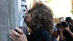 Η Μάγδα Φύσσα φιλάει το μνημείο του γιου της