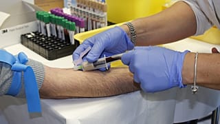 Eczaneden ağrı kesici aldı; kanı maviye dönüştü