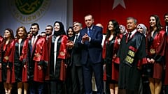 Cumhurbaşkanı Erdoğan 2017 yılında İstanbul Üniversitesi Tıp Fakültesi'nde mezuniyet törenine katıldı.