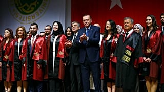 Cumhurbaşkanı Erdoğan 2017 yılında İstanbul Üniversitesi Tıp Fakültesi'nde mezuniyet törenine katıldı.
