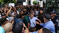 ضباط الشرطة في مواجهة المتظاهرين في الجزائر العاصمة، الجزائر في 17 سبتمبر 2019