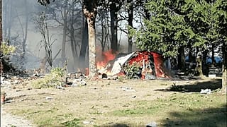 Belçika'ya ait F-16 savaş uçağı Fransa'ya düştü, pilotlardan biri yüksek gerilim hattına takıldı