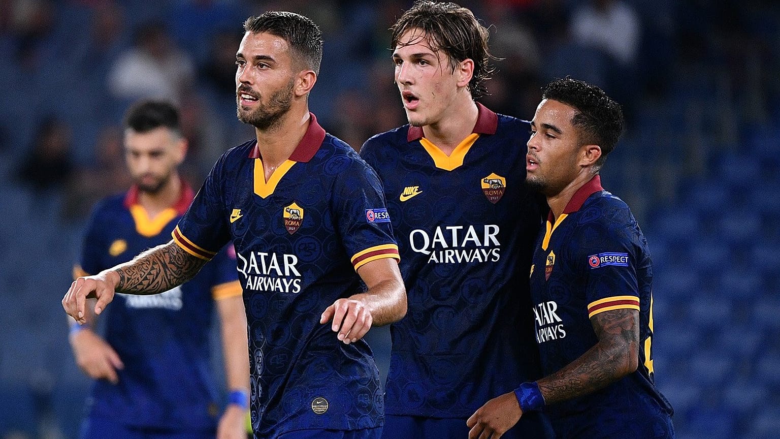 Spinazzola, Zaniolo e Kluiver festeggiano la vittoria della Roma. 