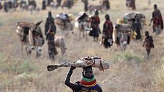 Una mujer turkana emigra en busca de agua en el Triángulo de Ilemi, Kenia. El 23 de julio de 2019.