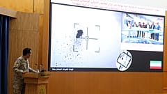 الناطق الرسمي باسم التحالف الذي تقوده السعودية في اليمن، العقيد تركي المالك، يعرض على الشاشة صورة قمر صناعي تظهر غارة بطائرة بدون طيار خلال مؤتمر صحفي بالرياض