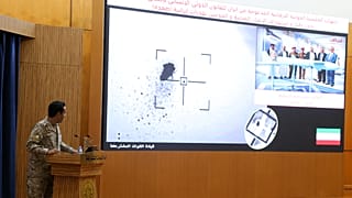 الناطق الرسمي باسم التحالف الذي تقوده السعودية في اليمن، العقيد تركي المالك، يعرض على الشاشة صورة قمر صناعي تظهر غارة بطائرة بدون طيار خلال مؤتمر صحفي بالرياض