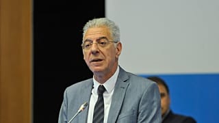 O Κυβερνητικός Εκπρόσωπος, Πρόδρομος Προδρόμου