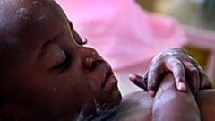 HIV-fertőzött csecsemő alszik az ugandai főváros, Kampala egyik kórházában 2007. november 26-án