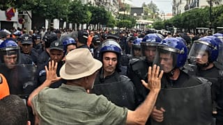 متظاهر جزائري يواجه ضباط الشرطة خلال مظاهرة في الجزائر العاصمة، الجزائر، 13 سبتمبر 2019