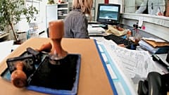 Ερευνα του ΑΠΘ για το Δημόσιο: Πώς ένα στυλό από 30 λεπτά φτάνει τα 70 ευρώ 