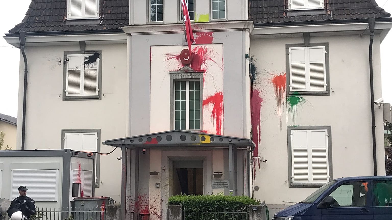 Türkiye’nin Zürih Başkonsolosluğu önüne gelen yüzleri kar maskeli kişiler otobüs durağı ve binaya kırmızı boyalarla "Kill Erdogan (Erdoğan'ı öldürün)" yazmıştı