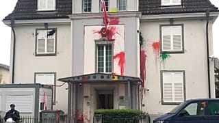 Türkiye’nin Zürih Başkonsolosluğu önüne gelen yüzleri kar maskeli kişiler otobüs durağı ve binaya kırmızı boyalarla "Kill Erdogan (Erdoğan'ı öldürün)" yazmıştı