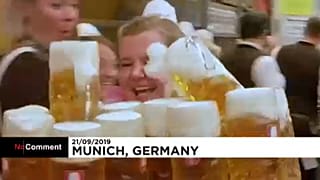 A pincérek arcába is jut a sörből az Oktoberfesten