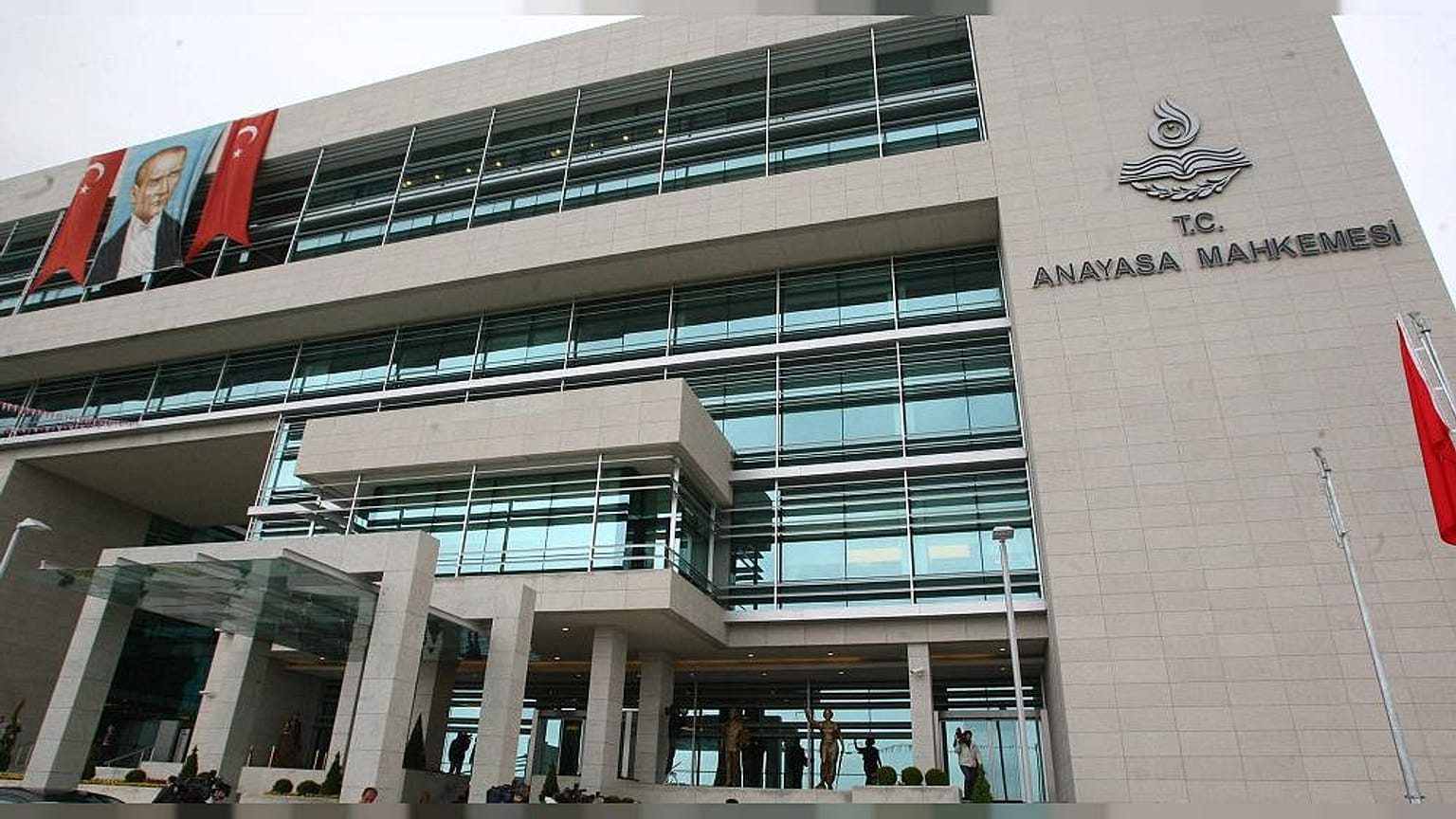 Neslihan Sungur eşiyle Çağlayan'daki İstanbul Adalet Sarayı'na gelerek, avukat Umur Yıldırım'dan şikayetçi oldu.