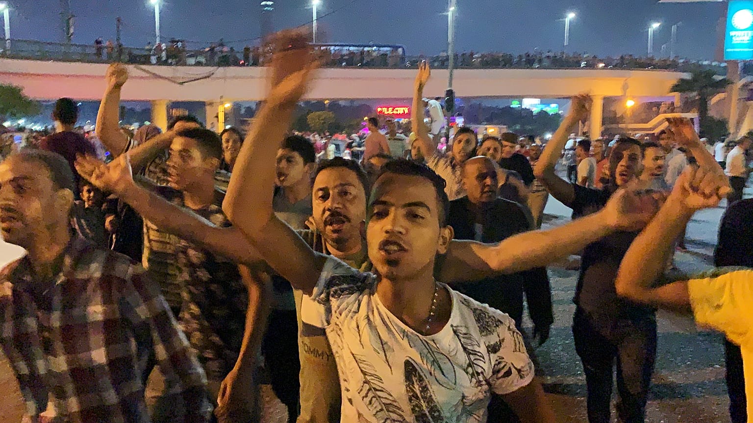 اشتباكات بين قوات الأمن والمتظاهرين في السويس خلال مظاهرة جديدة معارضة للسيسي