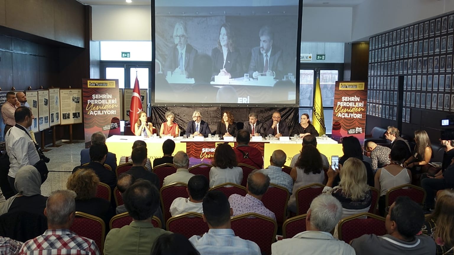 'Mavi Kuş ve 'Reis Bey' oyunlarının İBB Şehir Tiyatroları'ndan çıkarılmasına tepki