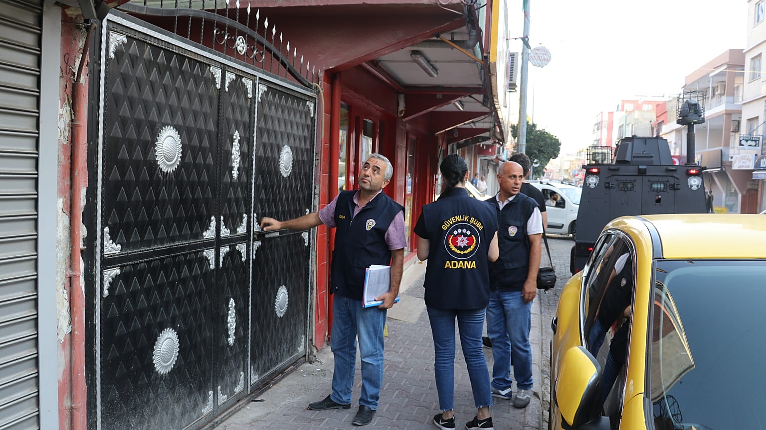  Adana'da bir erkek çocuğun cinsel istismara uğradığı iddiasının ardından olayı provoke ettiği ileri sürülen 138 şüpheli yakalandı.