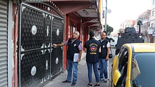  Adana'da bir erkek çocuğun cinsel istismara uğradığı iddiasının ardından olayı provoke ettiği ileri sürülen 138 şüpheli yakalandı.