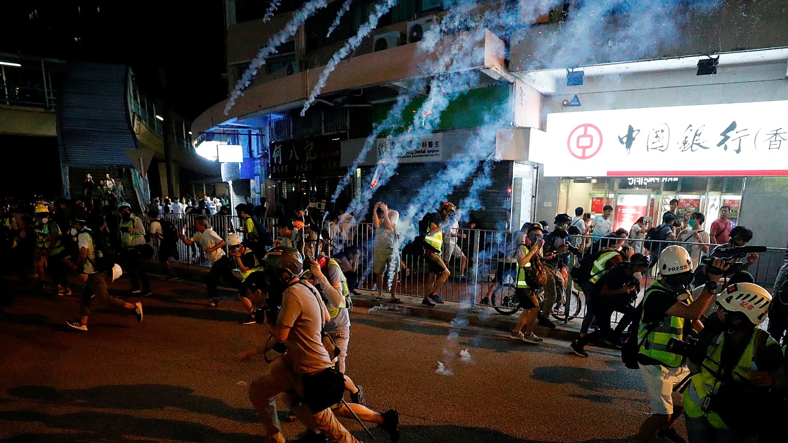 Video: Hong Kong'da kan aktı, protestocular karşıt görüşlülere saldırdı
