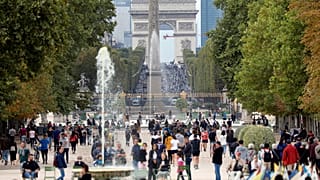 بيع مبنى في جادة  الشانزليزيه ب 613 مليون يورو فمن اشتراه؟