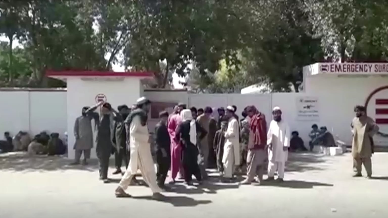 Helmand'da Afgan güvenlik güçlerinin düzenlediği saldırıda hayatını kaybedenlerin ve yaralananların yakınları hastane önünde beklerken
