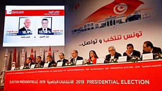 نبيل بافون رئيس الهيئة العليا المستقلة للانتخابات خلال الإعلان عن نتائج الجولة الأولى من الانتخابات الرئاسية في تونس