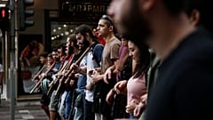 Διαδηλωτές κρατούν πανό κατά τη διάρκεια πορείας διαμαρτυρίας της ΑΔΕΔΥ και του ΕΚΑ