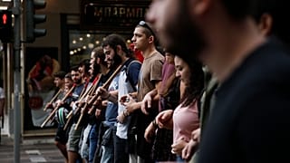 Διαδηλωτές κρατούν πανό κατά τη διάρκεια πορείας διαμαρτυρίας της ΑΔΕΔΥ και του ΕΚΑ